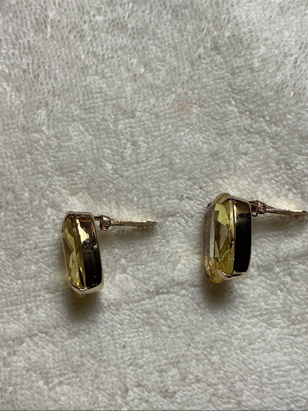 Vintage Yellow Cushion-Cut Glass Clip-on Earrings - Picture 4 of 6